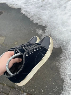 Lanvins Mörkblå  - Säljer ett par sjukt feta lanvins i navy! Använda men fortfarande väldigt mycket kvar att ge! | storlek 41 passar 42 | navy | nypris ca 6000 | hör av dig vid frågor!