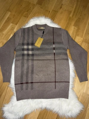 Brun stickad tröja Burberry stl. M - Brun Burberry stickad tröja i Stl M. Helt oanvänd. 