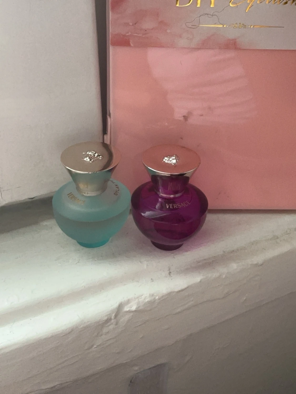 Lila och blå parfymflaskor med roséguld - 4