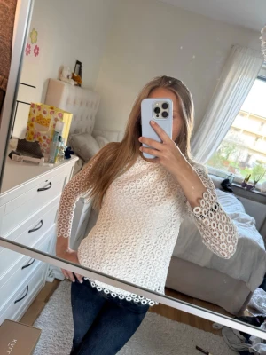 Cool vit topp - Snygg vit topp som knappt är använd. Den har en liten defekt längst ner på en av ringarna, men inget jag tycker märks särskilt väl! 