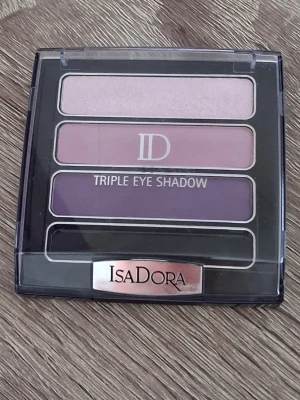 Isadora Triple Eye Shadow Sparkling Lilac - Säljer en Isadora Triple Eye Shadow i färgen 01 Sparkling Lilac. Paletten innehåller tre nyanser: ljusrosa, lila och mörklila. Kommer i en kompakt plastförpackning med genomskinligt lock och metallisk logga. Perfekt för att skapa olika ögonlooks. Den ljusrosa färgen är endast testad och applicatorn saknas tyvärr.