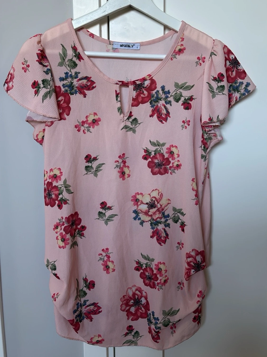 Blommig rosa blus med volangärm