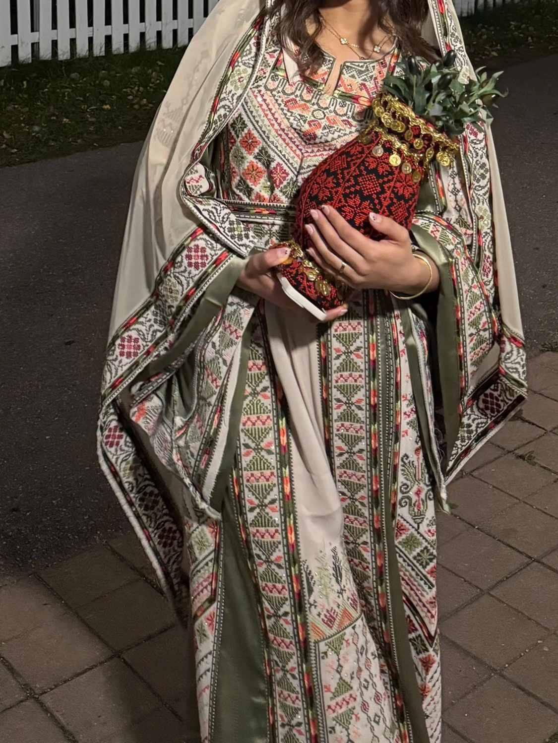 Traditionell långklänning med broderi - 1