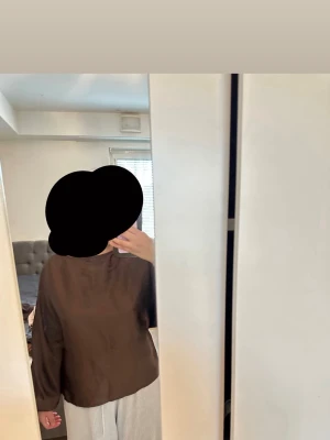 Brun långärmad blus med rak passform - Brun blus med snörning där bak. Skriv för mer bilder. Helt oanvänd