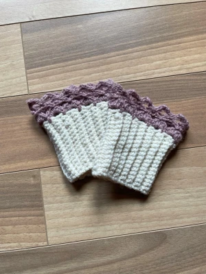 Virkade handleds värmare  - Väldigt söta virkade handledsvärmare i en fint gammalrosa och matt grädd vit