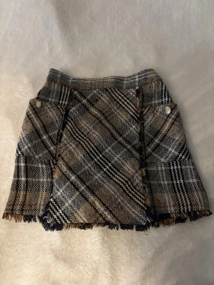 Söt rutmönstrad kjol - Aldrig använd gammal kjol med två fickor från Zara. Storlek S, stickaktigt material