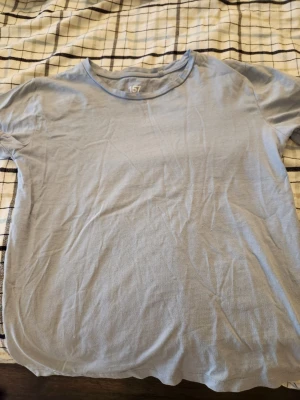 Ljusblå tshirt - Ljusblå tshirt som jag älskar men säljer då den har blivit för liten för mig. 