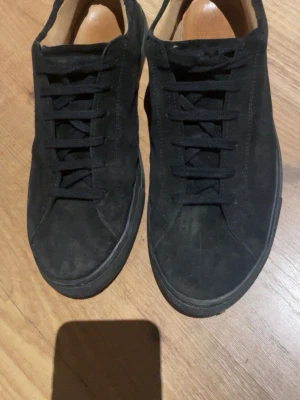 Myrqvist sneakers - Stilrena svarta sneakers i mocka från myrqvist. Köpta i somras för 1999kr använda ungefär 5-10 ggr alltså mycket bra skick. Storlek 45. Låda kan återfås ifall de önskas.