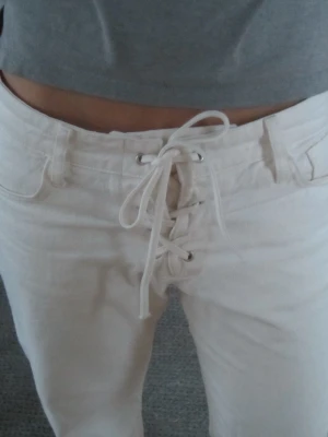 Vita jeans med snörning! - Populära jeans från Zara som är slutsålda! Har en liten sminkfläck som borde gå bort i tvätten! Midjemått: 41 tvärs över. Innerbenslängd: 77 cm💖🌸