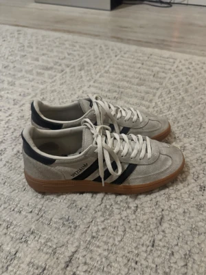 Adidas sambas handball spezial - Säljer mina super fina adidas sambas handball spezial sneakers i grå mocka med svarta detaljer och klassiska ränder på sidan. Nypris var 1300 kr. Bra skick💕
