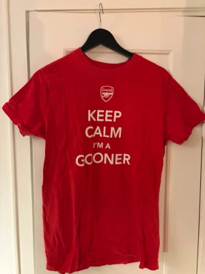 Röd Arsenal t-shirt Keep Calm - Fint skick. Inköpt vid Arsenals officiella shop vid Emirates Stadium.