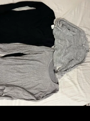 Tre långärmade toppar🌸 - Tre supersnygga långärmade toppar. Passar på både vinter,  höst och vår men även såklart en kallare sommardag🌟