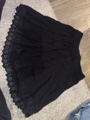 Svart kortkjol med spetskant - Supersöt svart kortkjol från lager 157. Passar till typ vad som💗 