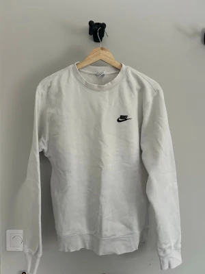 Vit Nike - Enkel vit Nike tröja, använd men är i bra skick 