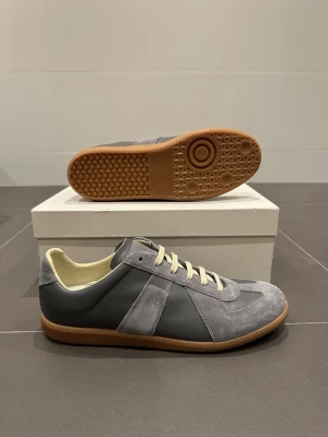 Maison Margiela Gats - Gråa Maison Margiela Gats skor i mycket bra skick!  Storlek: 43