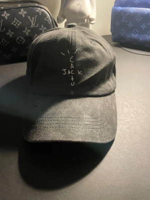 Svart travis scott keps - Säljer en svart keps från Cactus Jack med broderad vit text på framsidan. Helt ny pris kan diskuteras vid snabb affär!