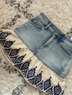 Jeanskjol med broderad volang från desingual  - Desingual jeanskjol med volang💞