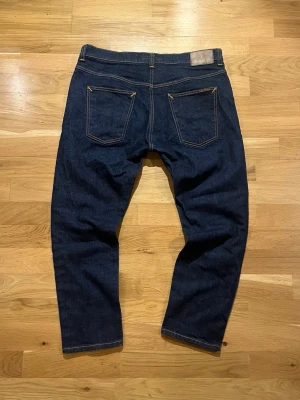 Nudie Japanese Selvedge - Jeans  - Extremt feta nudie jeans, japansk selvedge vilket betyder att jeansen kommer att formas efter din användning, bild tre är ett exempel 🇯🇵| Modell: Brute Knut | Storlek: 34/28, midjan är 47 cm och ytterbenlängd är 93 cm | Skick: nyskick | Skriv gärna privat vid frågor |