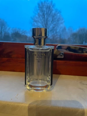 Prada lhomme edt. 50ml - Prada lhomme edt 50ml nästan helt ny säljs. Tar även emot byten. Kom gärna med prisförslag och frågor😁