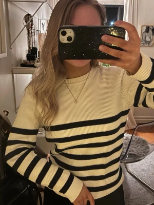 Stickad tröja från Arket - Jättefin randig tröja. Inte använd så mycket så i väldigt bra skick! Storleken på tröjan är 134/140 så skulle säga ca en xs🫶🏽