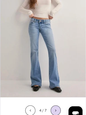 Abrand Super Low Kick Tall jeans ljusblå - Säljer ett par Abrand Super Low Kick Tall jeans i färgen light vintage blue. De har låg midja, bootcut-snitt och klassisk femficksdesign. Jeansen är fortfarande helt nya med prislappen på, nypris är 999kr, passar inte mitt pris kom med förslag då snabb affär prioriteras! Midjemåttet är 41cm och innerbenslängden är 86cm🥰 hör av er vid fler frågor!🫶🏼