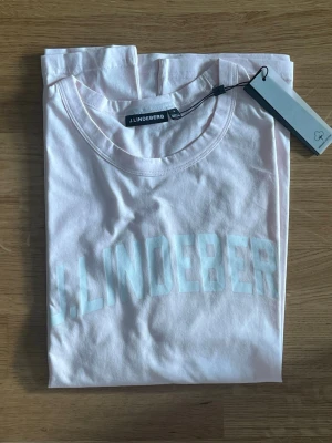 Ljusrosa J.Lindeberg t-shirt - Snygg ljusrosa t-shirt från J.Lindeberg. Aldrig använt och tagsen sitter kvar