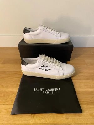 Saint Laurent skor  - Tjena säljer ett par sköna saint Laurent sneakers i vit skin. Skriv vid intresse 👊🌹