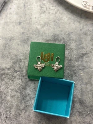 L8hasselbad, berlock örhängen  - Om du har hoops hemma kan du sätta dessa på, har aldrig använt dessa. Valde att bara ha hoopsen. 