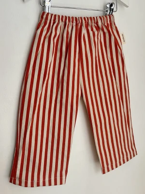 Vintage barnbyxor  - Byxor som jag sytt helt själv!😊 Passar 92, 18-24m.   Finns fler byxor och andra kläder på min hemsida, Googla Emanuel Dsgn! Allt är handgjort🫶🏻 Skriv om ni önskar annan strl