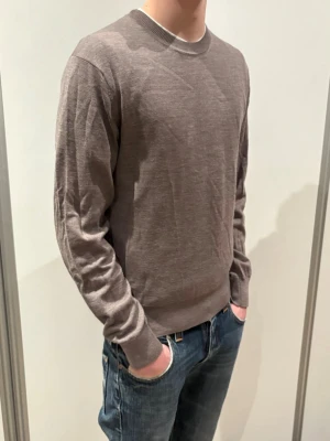 Ulltröja från Sandö - Ölltröja från Sandö i nytt skick. Använd 1 gång men säljer för att den är för liten. Köpt för 800. Han på bilden är 181