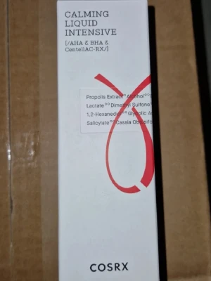 COSRX Calming Liquid Intensive toner - COSRX Calming Liquid Intensive är en toner med AHA, BHA och CentellAC-RX. Kommer i en vit, rektangulär förpackning med svart text och en röd grafisk detalj. Innehåller bland annat propolisextrakt och glykolsyra, perfekt för dig som vill ha en lugnande och exfolierande hudvårdsrutin. Obs datumet går ut 19 mars 2026