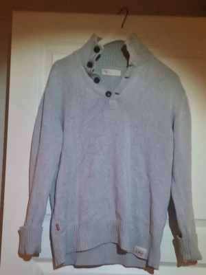 Vintage levi's hälften zip - En vintage levi's hälften zip från 2010 den är helt fläck fri och varm och passar perfekt.