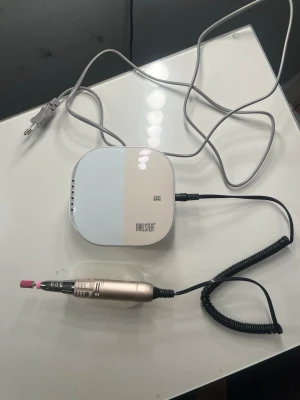 Nagelfilmaskin från Nailster med bits - Elektrisk nagelfil från nailster. Jättebra kvalitet och den är mycket enkel att använda. Den har inga skador och är knappast använd. Jag har även olika munstycken till filen för att tex fila nagelband mm som medkommer. Hör av er vid frågor eller prisförslag!💗