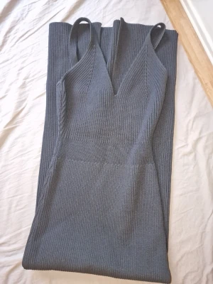 Svart långklänning från Adoore  - Lugo maxiklänning i svart har en maxilängd, en markerad midja för en elegant silhuett och en sjöjungfrukjol som framhäver figuren. Använd vid 1 tillfälle och ser helt oanvänd ut i skicket.