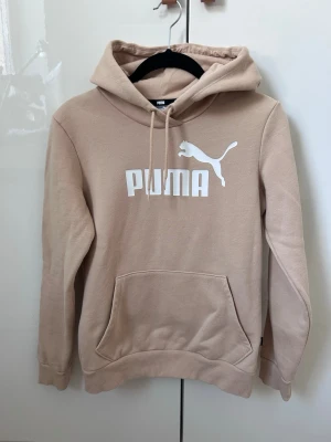 Beige hoodie från Puma xs - Snygg beige hoodie från Puma i mycket bra skick. Använd ett fåtal gånger. Klassisk modell med huva, dragsnören och känguruficka. 