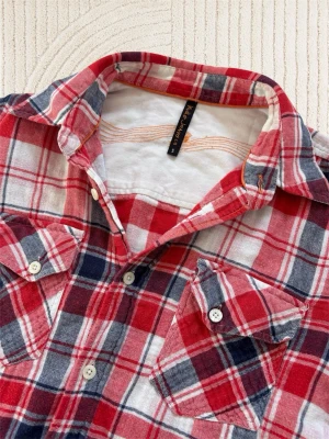 *Unik* Rutig skjorta - Nudie jeans - En av de fetaste skjortorna jag någonsin sett och dessutom från Nudie! Storlek S men passar även XS, modellen är 177 cm. Hör av dig vid frågor!