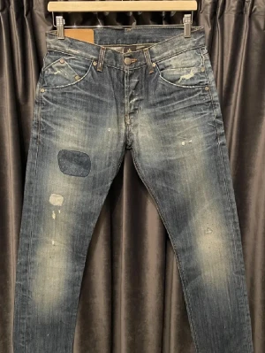 Dondup jeans - SLIM/STRAIGHT - Dondup jeans - skick 9/10, fint skick! - storlek w31, men passar w29, längd 32, alltså 29/32!SLIM/STRAIGHT - otroligt feta och eftertraktade jeans med schyssta slitningar och wash! Hör av er vid frågor🙌