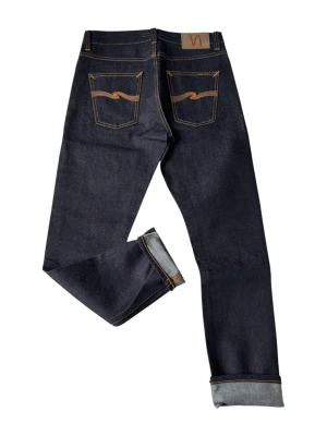 Selvedge Lean Dean Nudie Jeans - Riktigt fina Lean Dean Jeans från nudie i Selvedge finish🤩 HELT ONVÄNDA NYPRIS —-> 2500 W29 L30 Mått: Längd 101cm Innerbenslängd 73cm Midja 38cm Benöppning 16cm