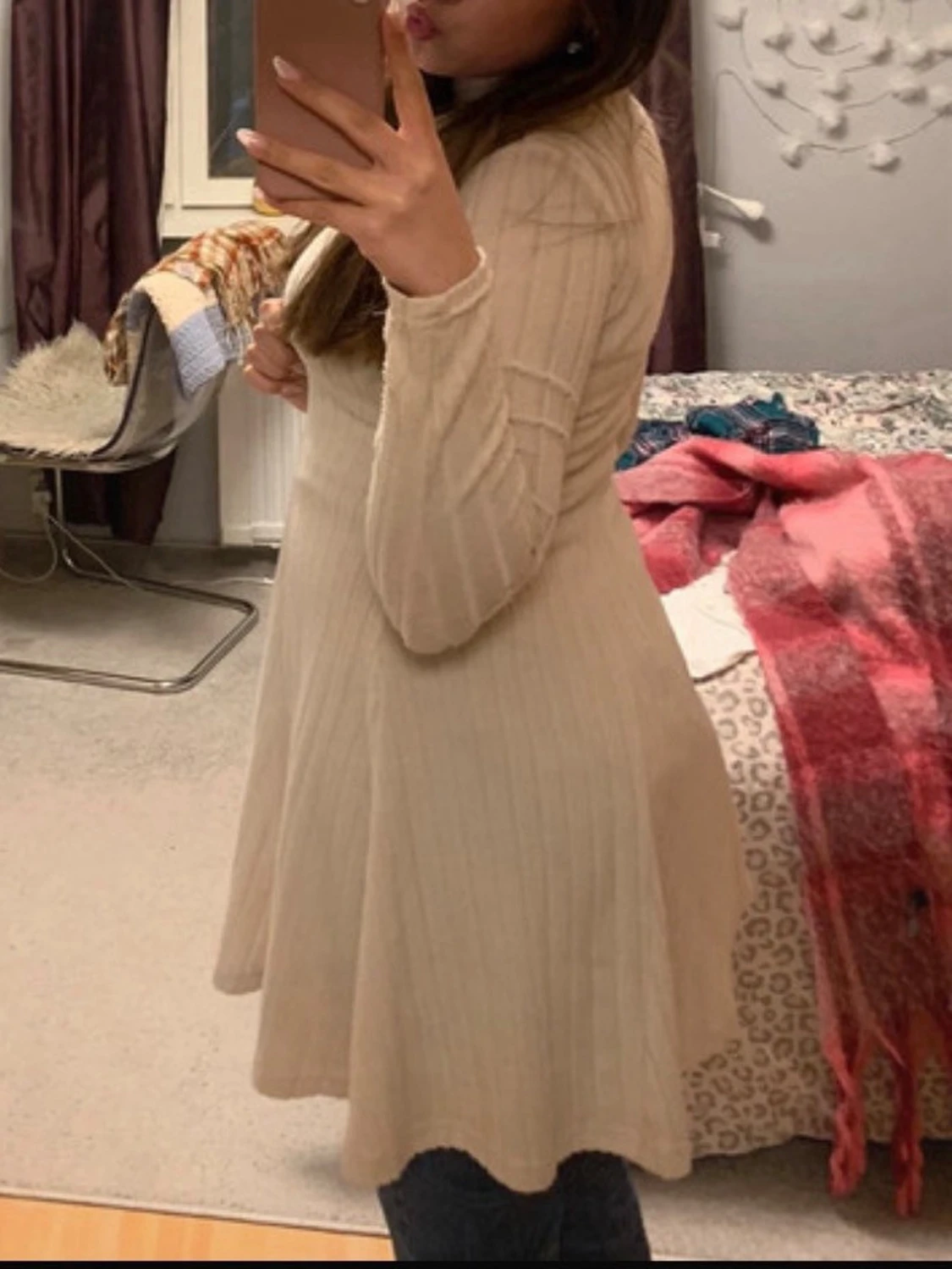 Beige ribbad kortklänning med lång ärm - 1