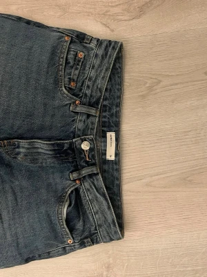 Blå raka jeans från Weekday - Säljer ett par klassiska blå jeans från ginatricot med rak passform.