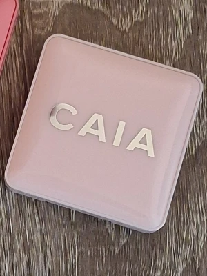CAIA Blush Raspberry Passion - Rouge från CAIA i nyansen Raspberry Passion. Kommer i en stilren, ljusrosa fyrkantig dosa med silverfärgad logga. Innehåller 4,5 g puderrouge som ger en fräsch och naturlig färg till kinderna. Perfekt för att skapa en pigg look.