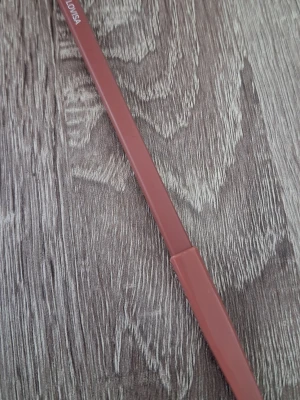 Läppenna från CAIA I färgen Lovisa - Snygg läppenna från CAIA, färgen Lovisa, i en brunrosa nyans. Pennan har en klassisk träkropp med matchande lock och spetsig form för precis applicering. Perfekt för att definiera och fylla i läpparna med ett naturligt resultat.