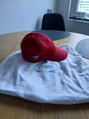 Prada re-nylon keps  - Helt ny Prada keps. Självklart äkta. 