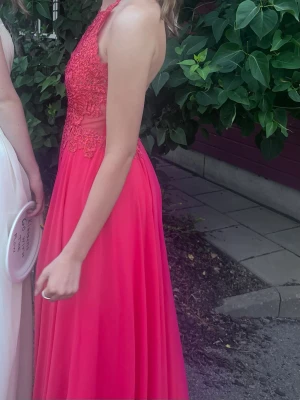 Balklänning - Rosa/röd balklänning som jag köpt på Plick. Superbra kvalitet. Bra längd på mig som är 176. 