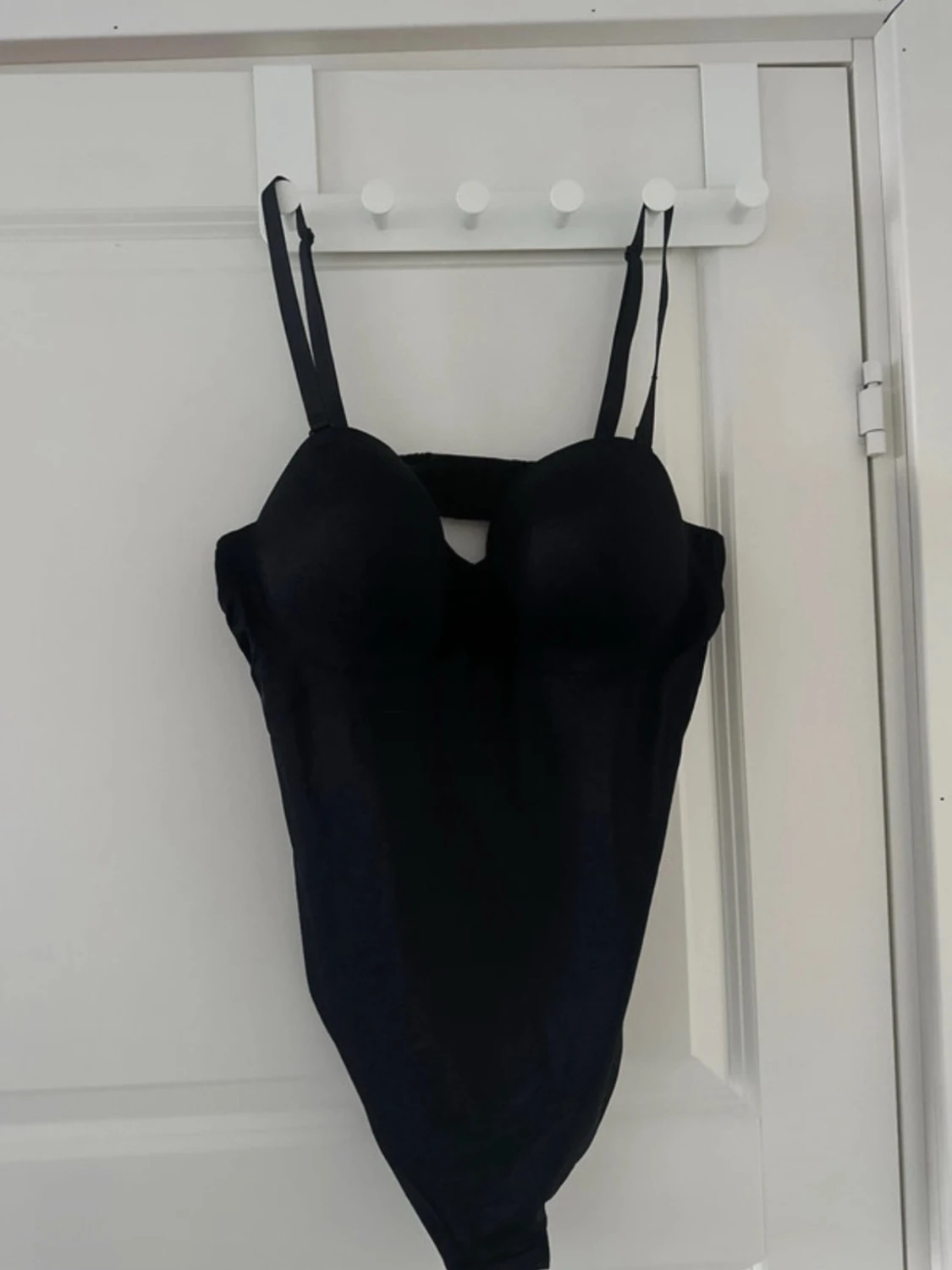 Svart body med smala axelband - 4