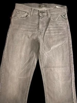 Grå Straight jeans från Replay Thad - (Barnstorlek) 14A – 158 cm. Helt nya jeans från replay, gammal modell men stilren colorway som passar till allt. Lappar finns kvar.
