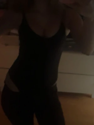 Svart basic body  - Säljer en svart v-ringad body med  smala axelband. Bodyn har stretchigt material och sitter bekvämt💗