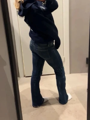 Mörkblå cheap monday jeans - Säljer ett par mörkblå bootcut jeans med låg midja och slitningar framtill. Jeansen har klassisk femficksdesign och är tillverkade i ett stretchigt denimtyg som sitter snyggt. Perfekta för en avslappnad och trendig look. Dem e uppsydda, passar nån som e runt 150-154❤️❤️