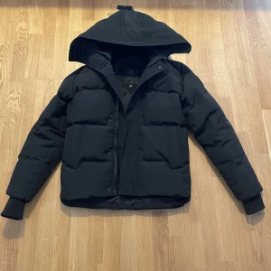 Canada Goose Black badge - Canada Goose black badge i storlek S - nyskick! Hör av vid minsta fundering.