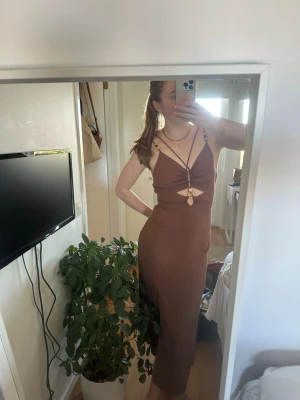 Sommarklänning - Perfekt klänning till sommaren med fina detaljer och snörning bag i ryggen. Klänningen är i väldigt bra skick!